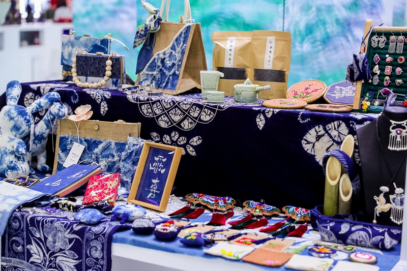 黔南职院文创产品亮相文博会  蜡染苗绣等系列展品受青睐。