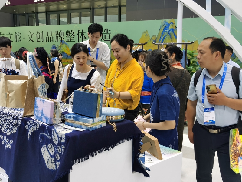黔南职院文创产品亮相文博会  蜡染苗绣等系列展品受青睐。