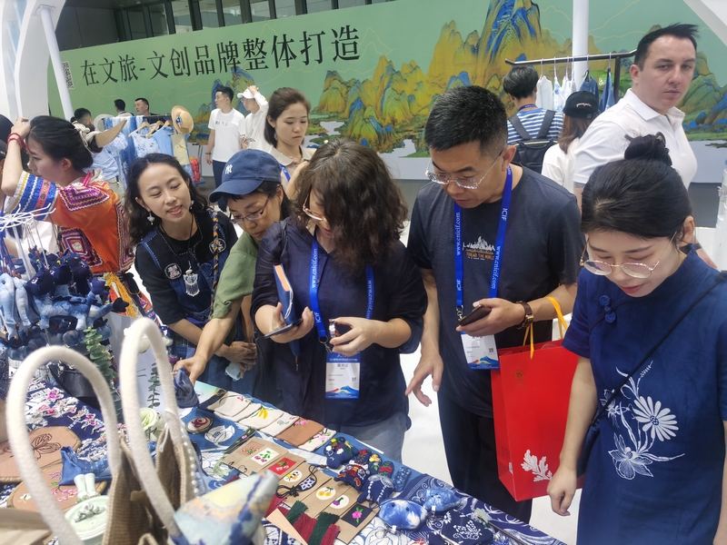 黔南职院文创产品亮相文博会  蜡染苗绣等系列展品受青睐。