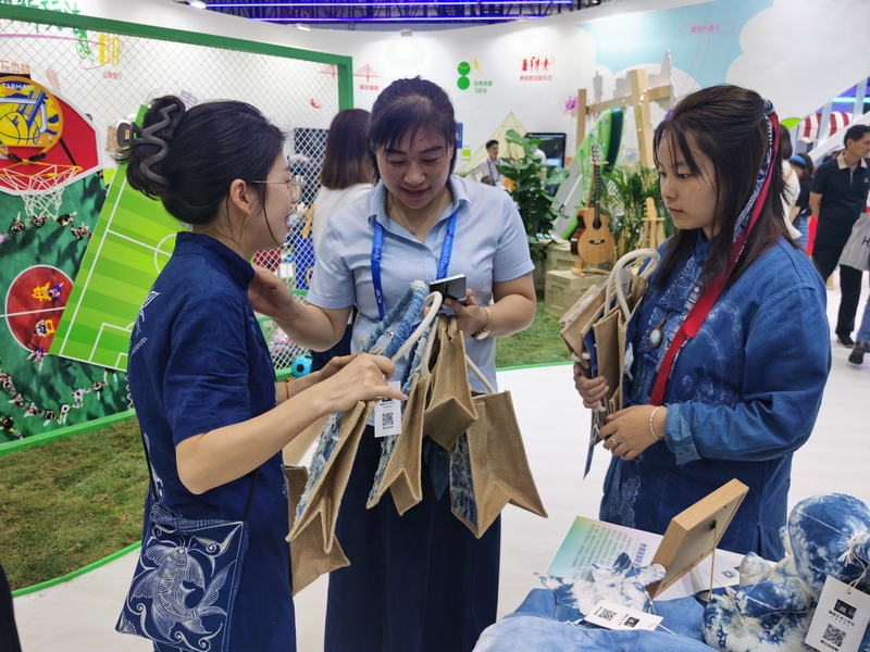 黔南职院文创产品亮相文博会  蜡染苗绣等系列展品受青睐。