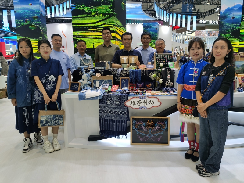 黔南职院文创产品亮相文博会  蜡染苗绣等系列展品受青睐。