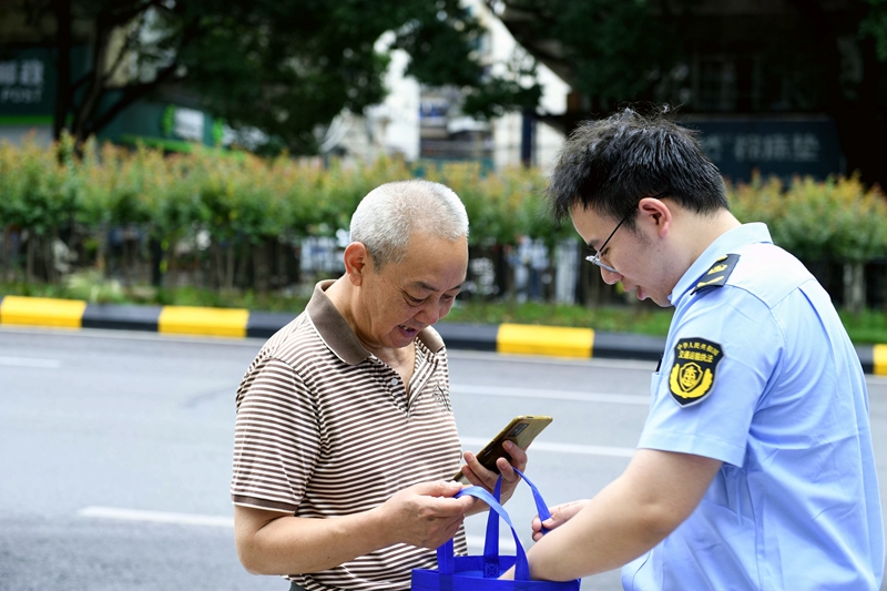 5、“5.26”爱路护路主题宣传活动。