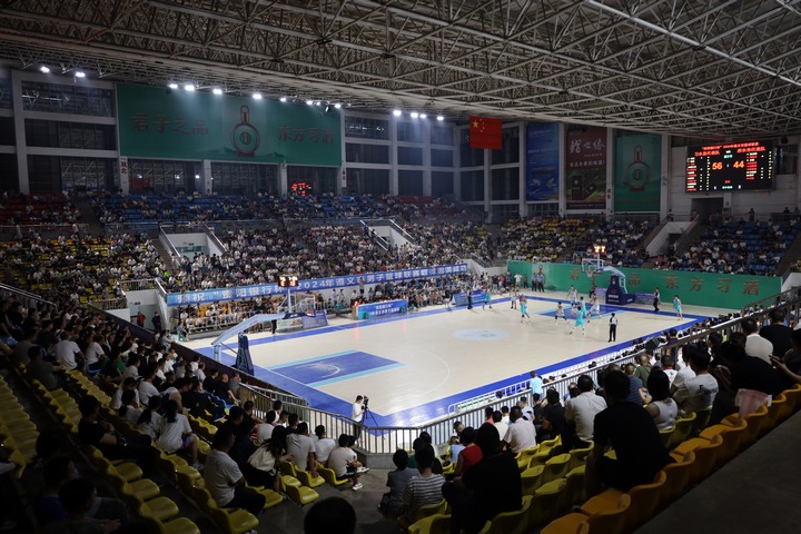 “貴陽銀行杯”2024遵義市男子籃球聯賽現場。遵義市教育集團供圖