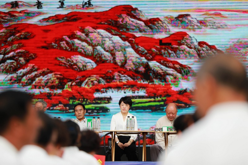 黔西市太極拳協會攜手黔西市老年大學組織老年人在該市金街廣場進行太極拳表演。