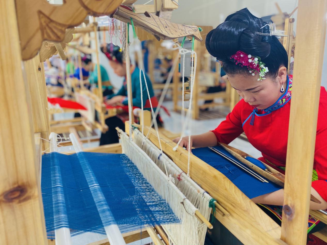 图为当地一家苗绣企业的绣娘工坊正在赶制用于出口的绣品。
