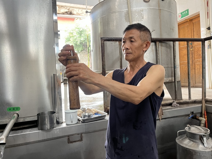 大唐酒业酒师正在测量刚刚酿造出的酱酒品质。