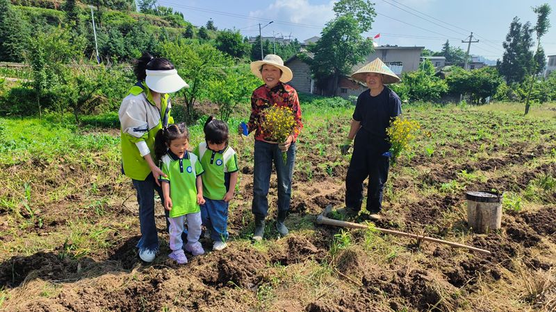 图为：在地里给村民送花花