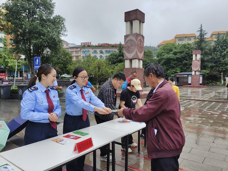 福泉市稅務局工作人員在碧桂廣場為來往群眾宣講普法知識。