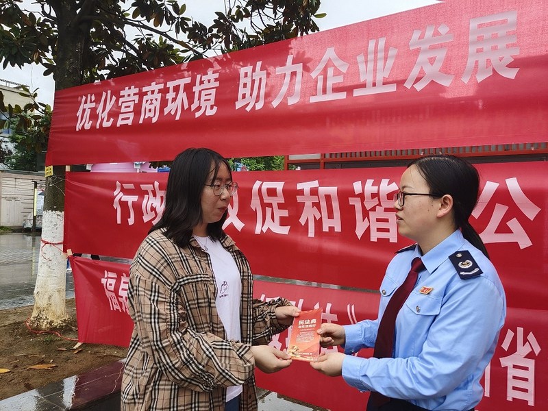 福泉市稅務局工作人員在碧桂廣場為來往群眾宣講普法知識。