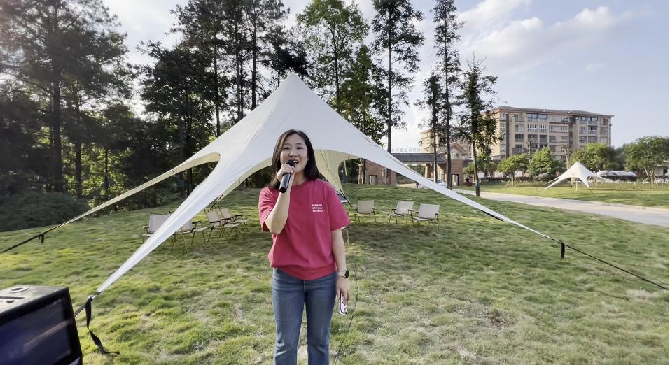 游客露营烧烤唱歌，享受夏日休闲。