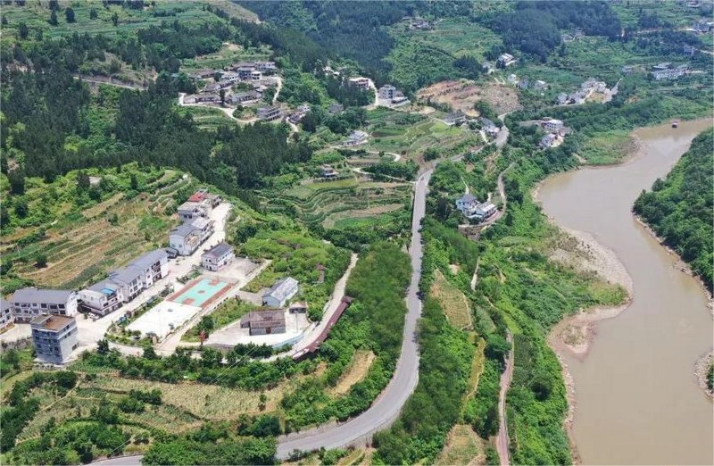 赤水河旁，掩映在甘蔗林和蜜柚林中的淋滩村。