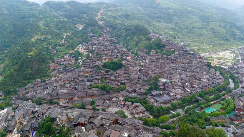 西江千户苗寨位于贵州省黔东南苗族侗族自治州雷山县东北部，由十余个依山而建的自然村寨相连成片，是一座有着一千两百多户人家、将近六千人的大型苗寨。姚晶权摄