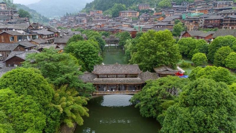 西江千户苗寨共建有7座风雨桥，风雨桥是苗寨的一种特色建筑，可供遮风挡雨，是苗族人交流、休息、娱乐的场所。姚晶权摄