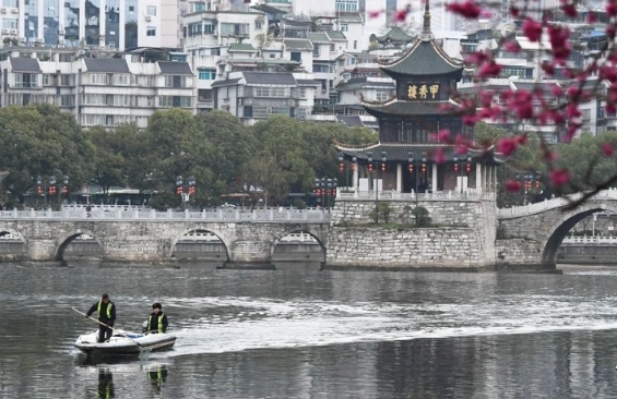 连日来，贵阳市河湖保护中心每天组织河道疏捞工人对南明河道内的水草、水体漂浮物进行打捞清理，营造“景美、岸绿、水清”的水域生态环境。