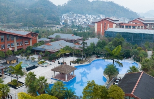 位于贵州省六盘水市六枝特区落别乡的龙井生态温泉度假区内，一个个清澈的温泉泡池镶嵌在如画的美景之中，置身其中让人顿时身心舒畅。