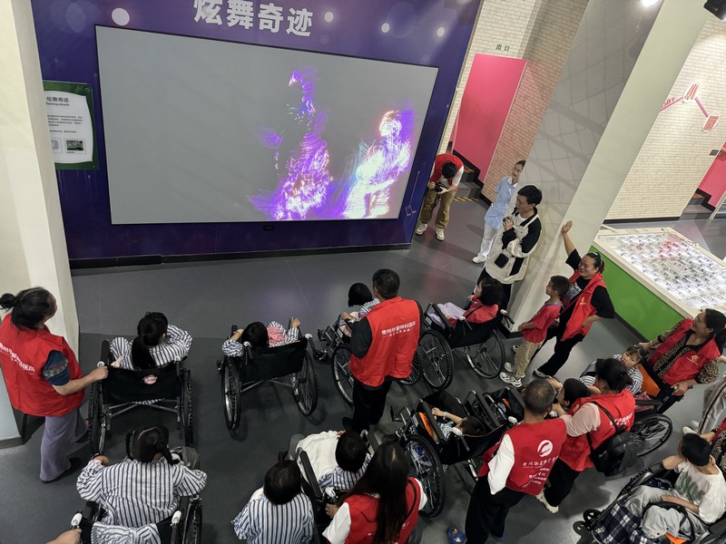 孩子们走进贵州科技馆体验奇妙科学之旅