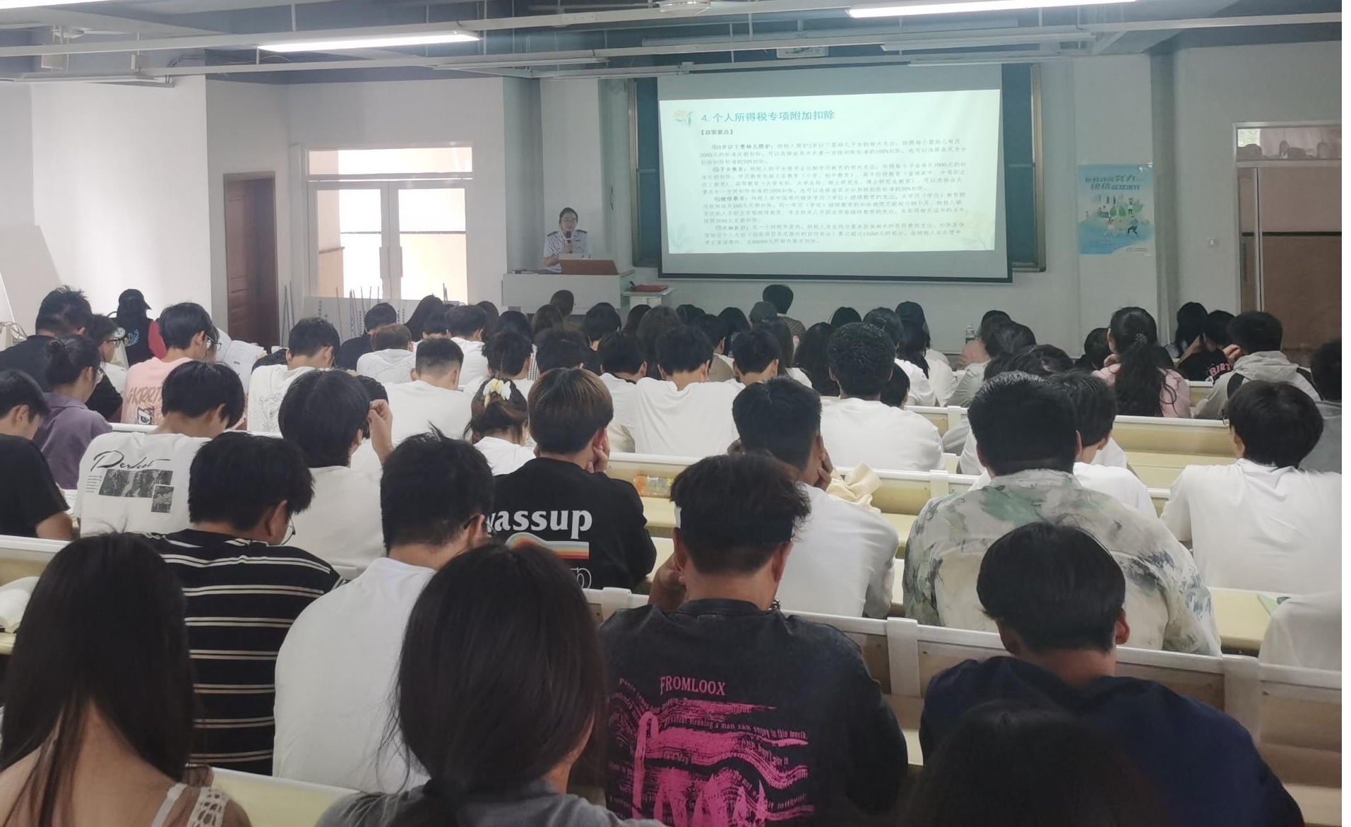 税务业务骨干李嫦讲解税收优惠政策。