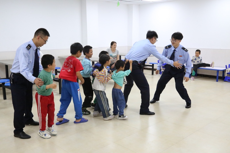 镇宁自治县税务局税务干部陪福利院儿童玩”老鹰捉小鸡“。