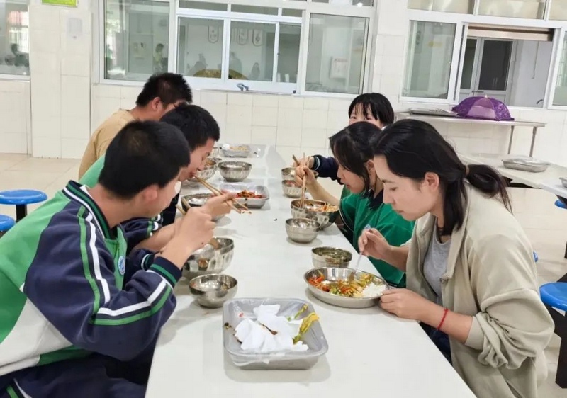 师生共同就餐。