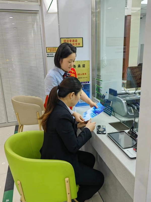  The staff publicized the new policy to customers.