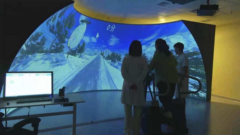  1. Tian Ruli uses the naked eye 3D VR scene simulation training system for rehabilitation training