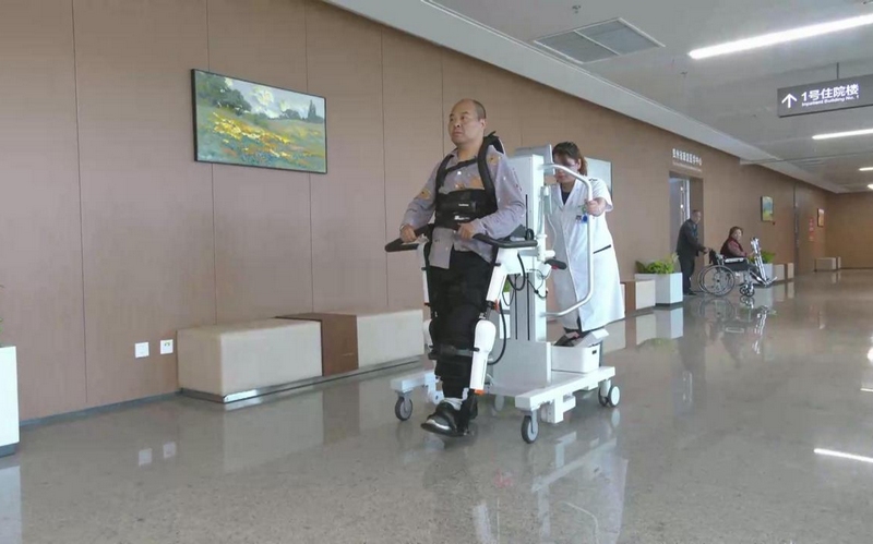 2李明德使用康复机器人进行训练