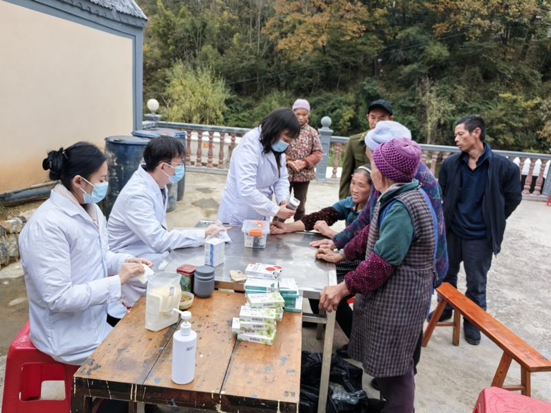 花桥镇中心卫生院到凯镇村开展送义诊下乡。