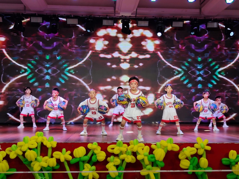 金沙县小红星幼儿园举行“六一”国际儿童节文艺汇演。