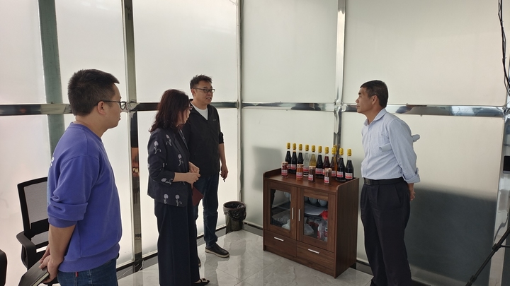5月9日，镇宁自治县政协园区协商工作组到贵州华尔盛材料有限公司调研.