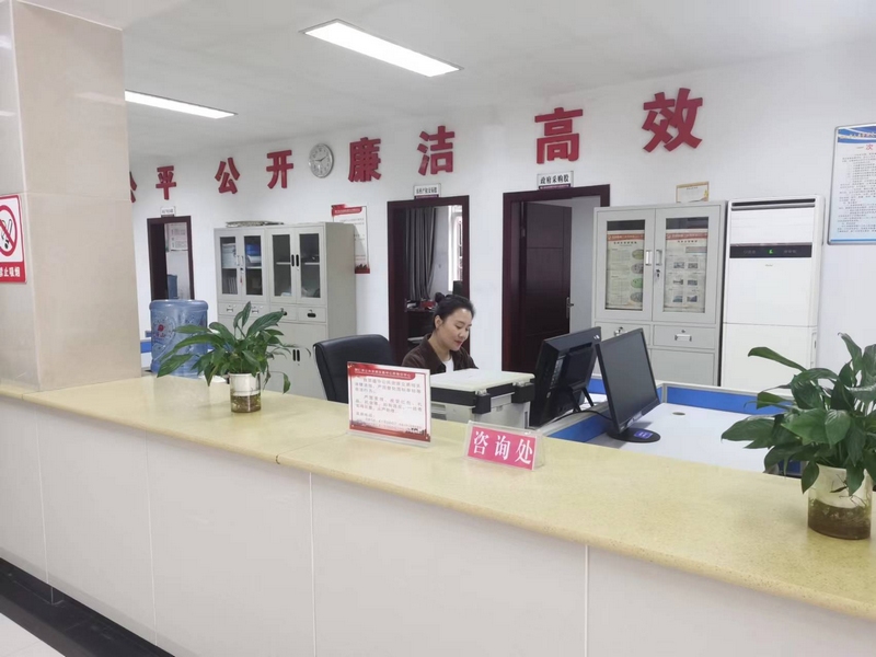 铜仁市公共资源交易中心思南分中心大厅（谢承志  摄）