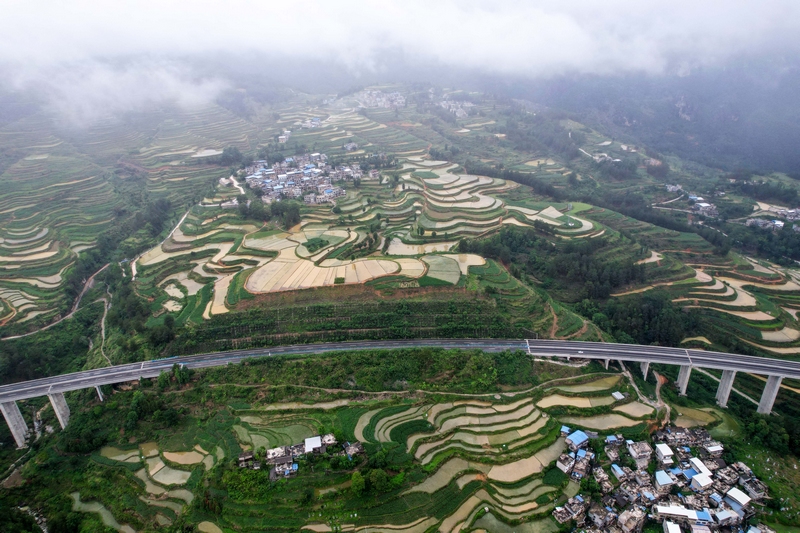 罗甸县羊场梯田雨后景色。