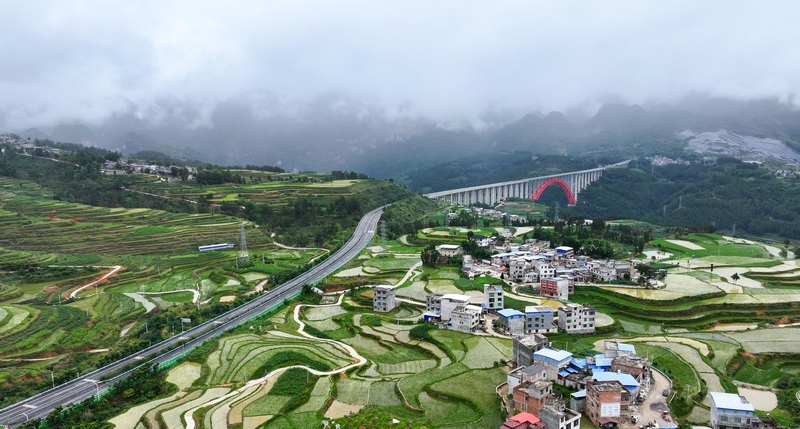 罗甸县羊场梯田雨后景色。