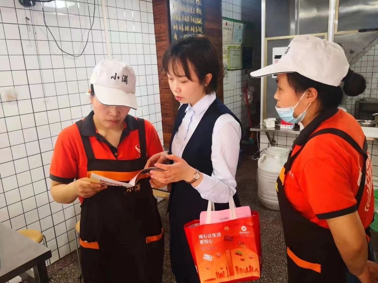 图为贵州银行工作人员为群众提供金融知识讲解、风险防范、惠民利民政策宣讲。