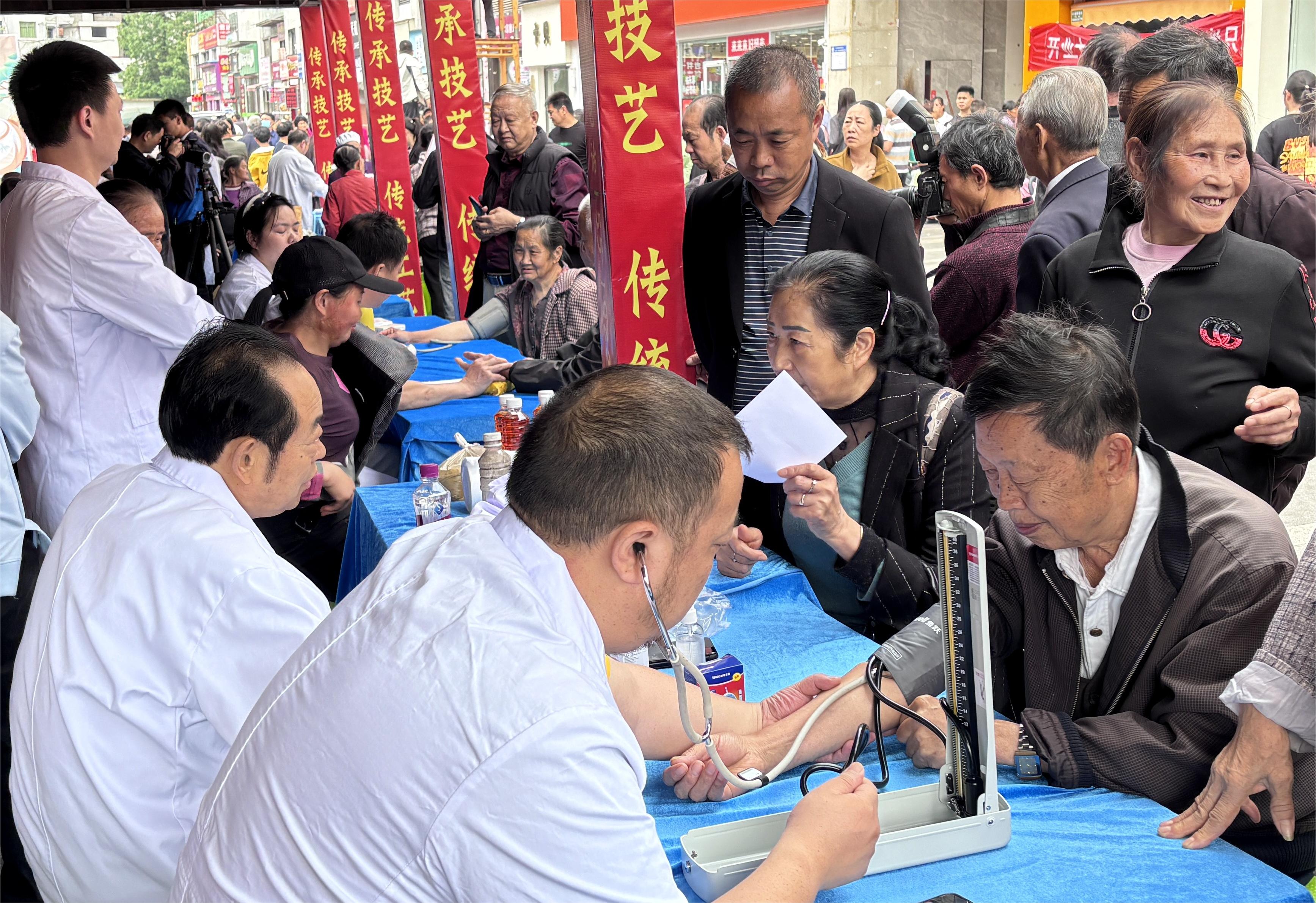 传统医药类项目传承人开展现场义诊。