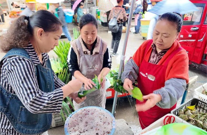 佳和市场商家制作肉粽。任思宇摄