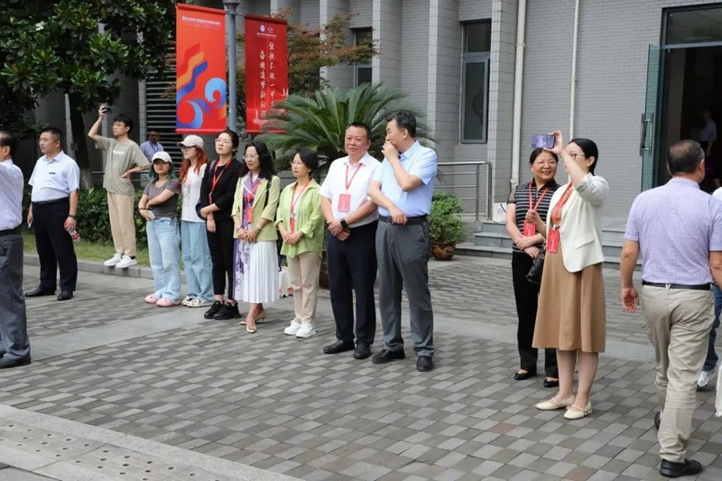 观看水文化育人成果演出。