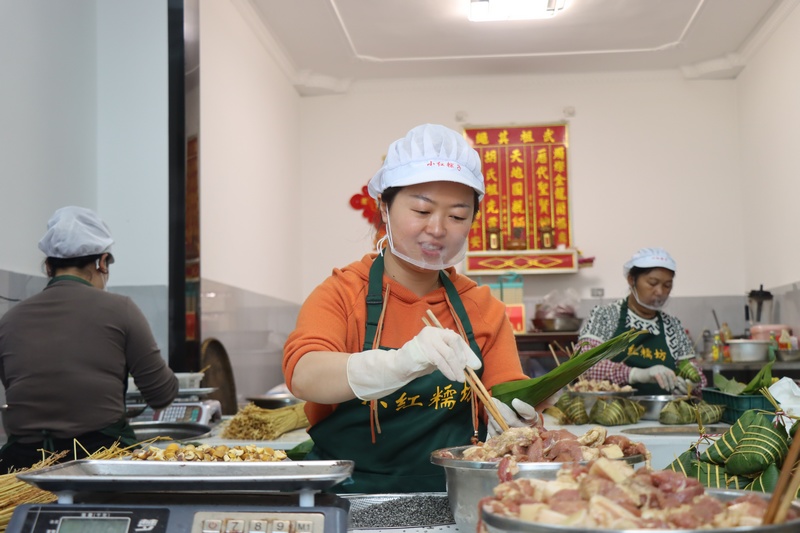 端午日渐临近 独山灰粽走俏市场。