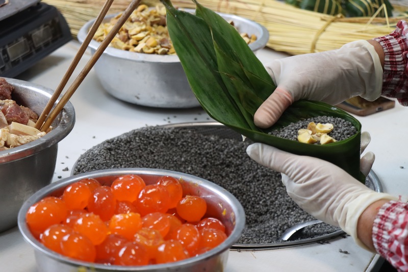 端午日渐临近 独山灰粽走俏市场。