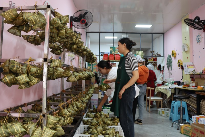 端午日渐临近 独山灰粽走俏市场。