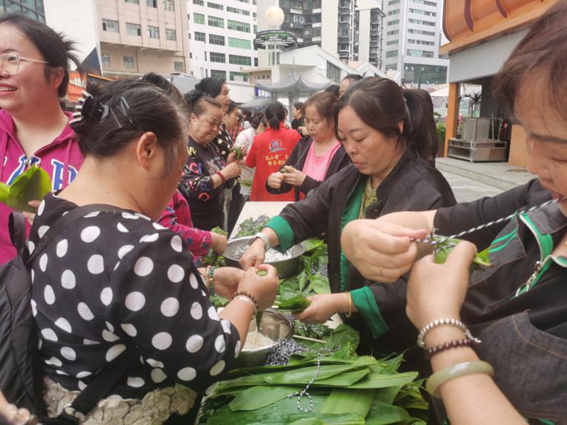 包粽子現場。毓秀路街道供圖