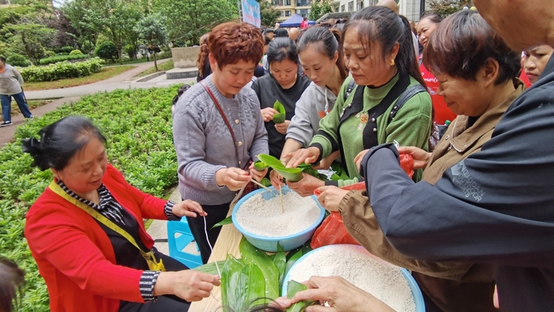 修文县“我们的节日·端午节”暨计生特殊家庭暖心行动健康知识宣传活动在阳明洞街道美林湾一期小区举行 修文县融媒体中心毕音红 摄