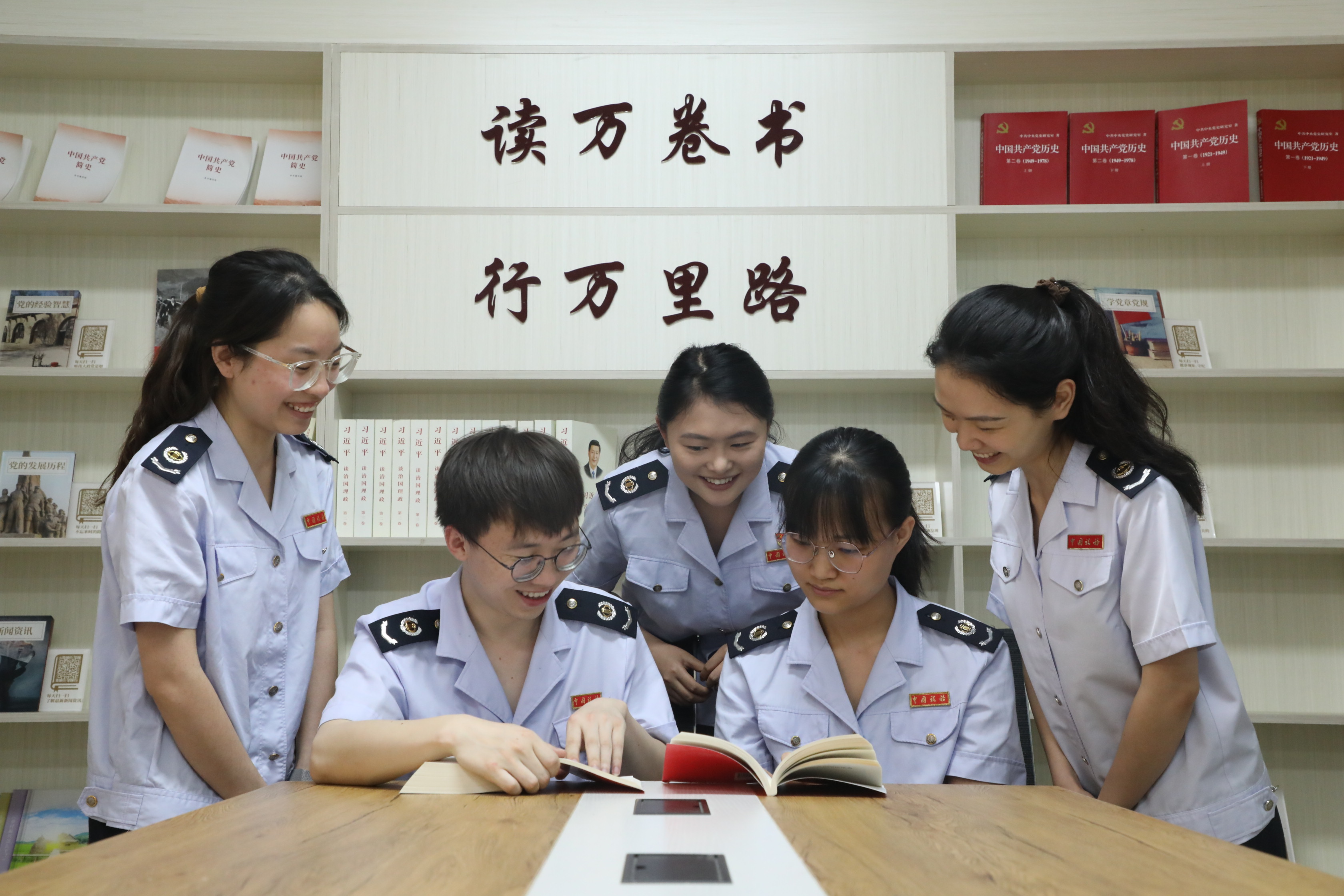  Recently, young cadres of the Jinsha County Taxation Bureau of the State Administration of Taxation consciously discussed and learned the Civil Code after the knowledge lecture on the Civil Code. Photographed by Zhu Yunlin