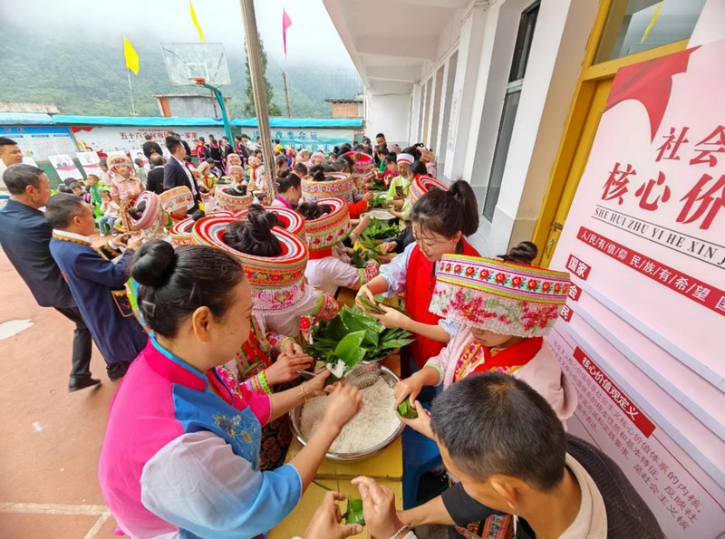 包粽子现场。 (2).jpg