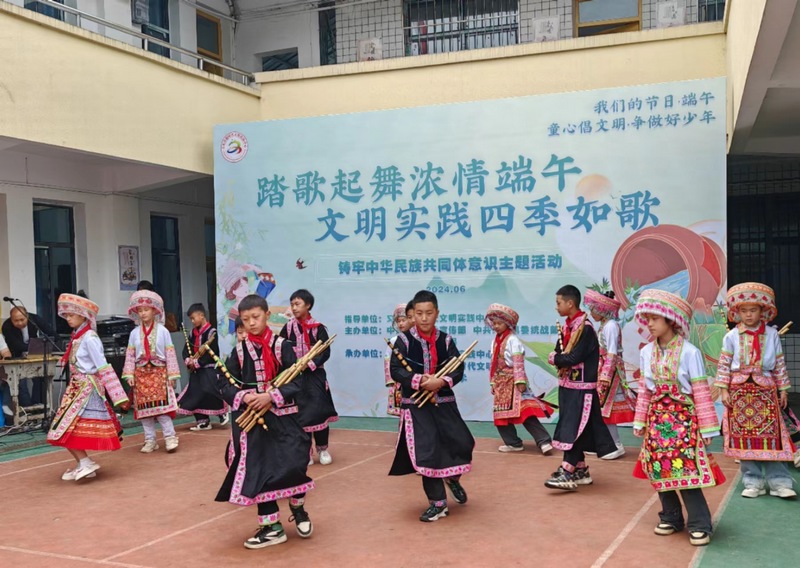 学生表演斗角舞。 (2).jpg
