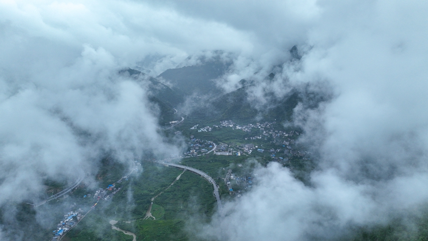  On June 9, 2024, Haima Village, Dayi Township, Hezhang County, Bijie, Guizhou Province, was surrounded by clouds.