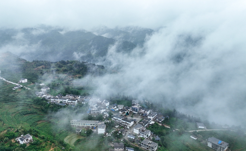 2024年6月9日，貴州省畢節赫章縣平山鎮中寨社區雲霧繚繞。