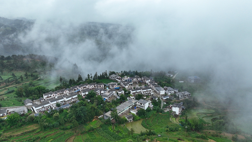 2024年6月9日，贵州省毕节赫章县平山镇中寨社区云雾缭绕。