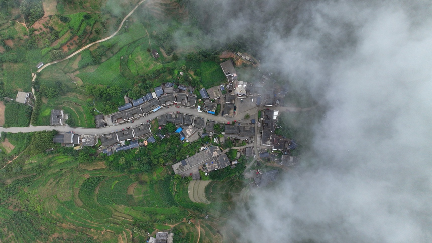 2024年6月9日，贵州省毕节赫章县平山镇中寨社区云雾缭绕，美如画卷。