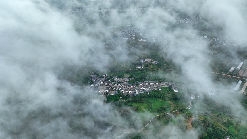 2024年6月9日，贵州省毕节赫章县平山镇中寨社区云雾缭绕，美如画卷。