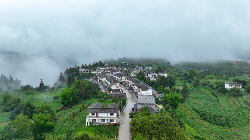 2024年6月9日，云雾缭绕的贵州省毕节赫章县平山镇中寨社区风光。
